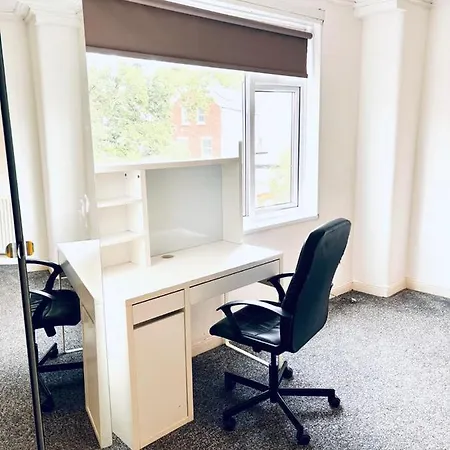 Private Close To Leeds And Centre *