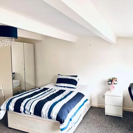 Private Close To Leeds And Centre Leeds (West Yorkshire)