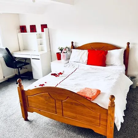 Private Close To Leeds And Centre