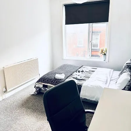 Private Close To Leeds And Centre Guest house