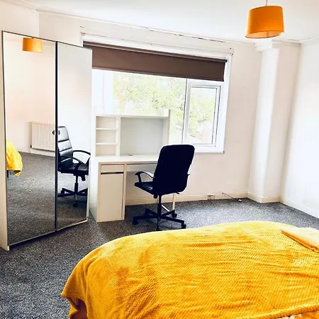 Private Close To Leeds And Centre *