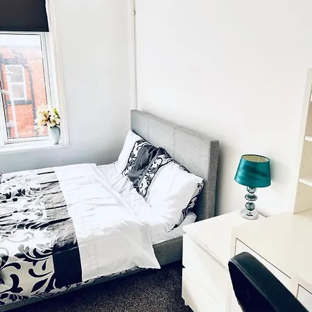 Private Close To Leeds And Centre *